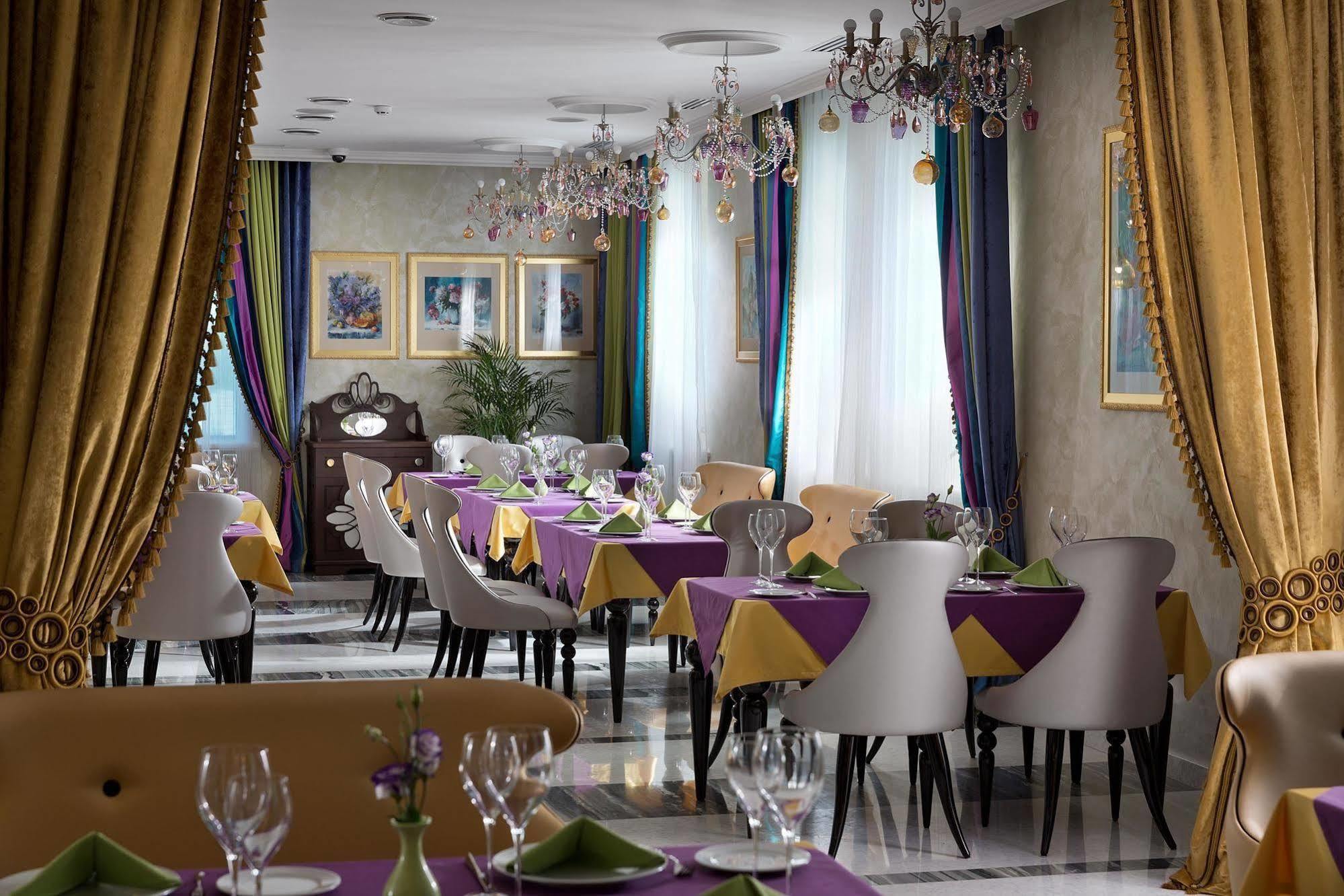 Iris Art Hotel คาร์คิฟ ภายนอก รูปภาพ