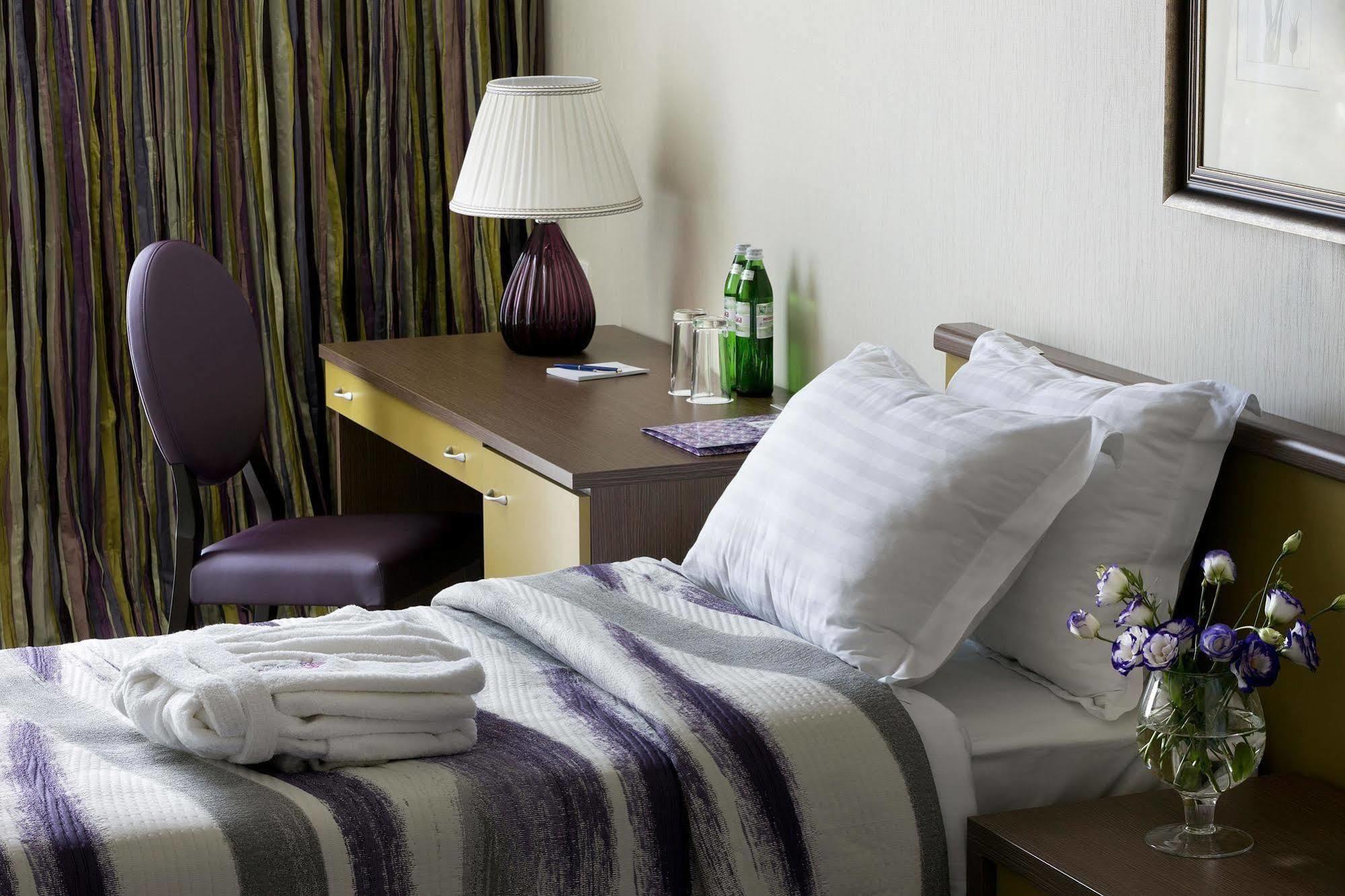 Iris Art Hotel คาร์คิฟ ภายนอก รูปภาพ