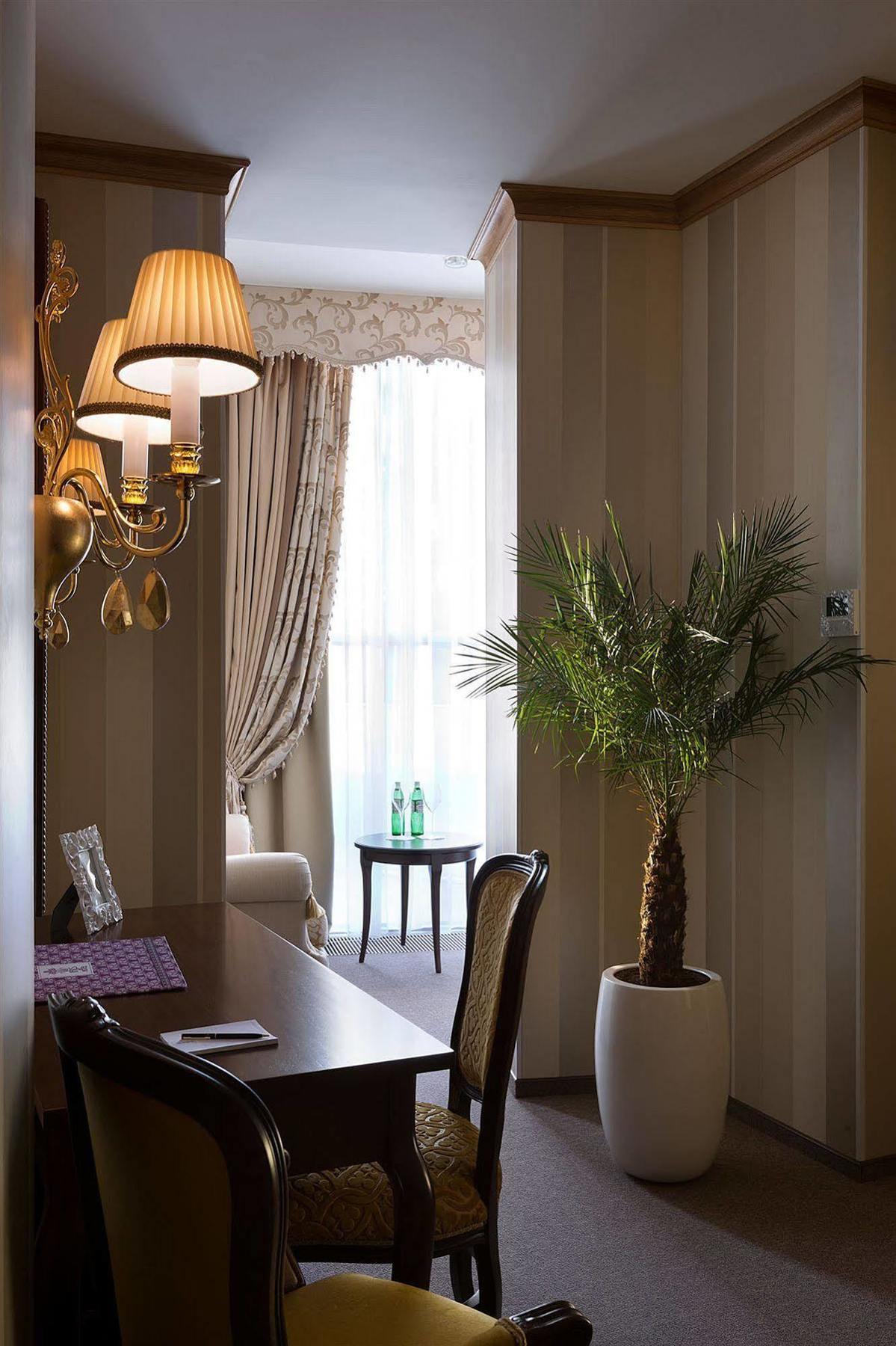 Iris Art Hotel คาร์คิฟ ภายนอก รูปภาพ
