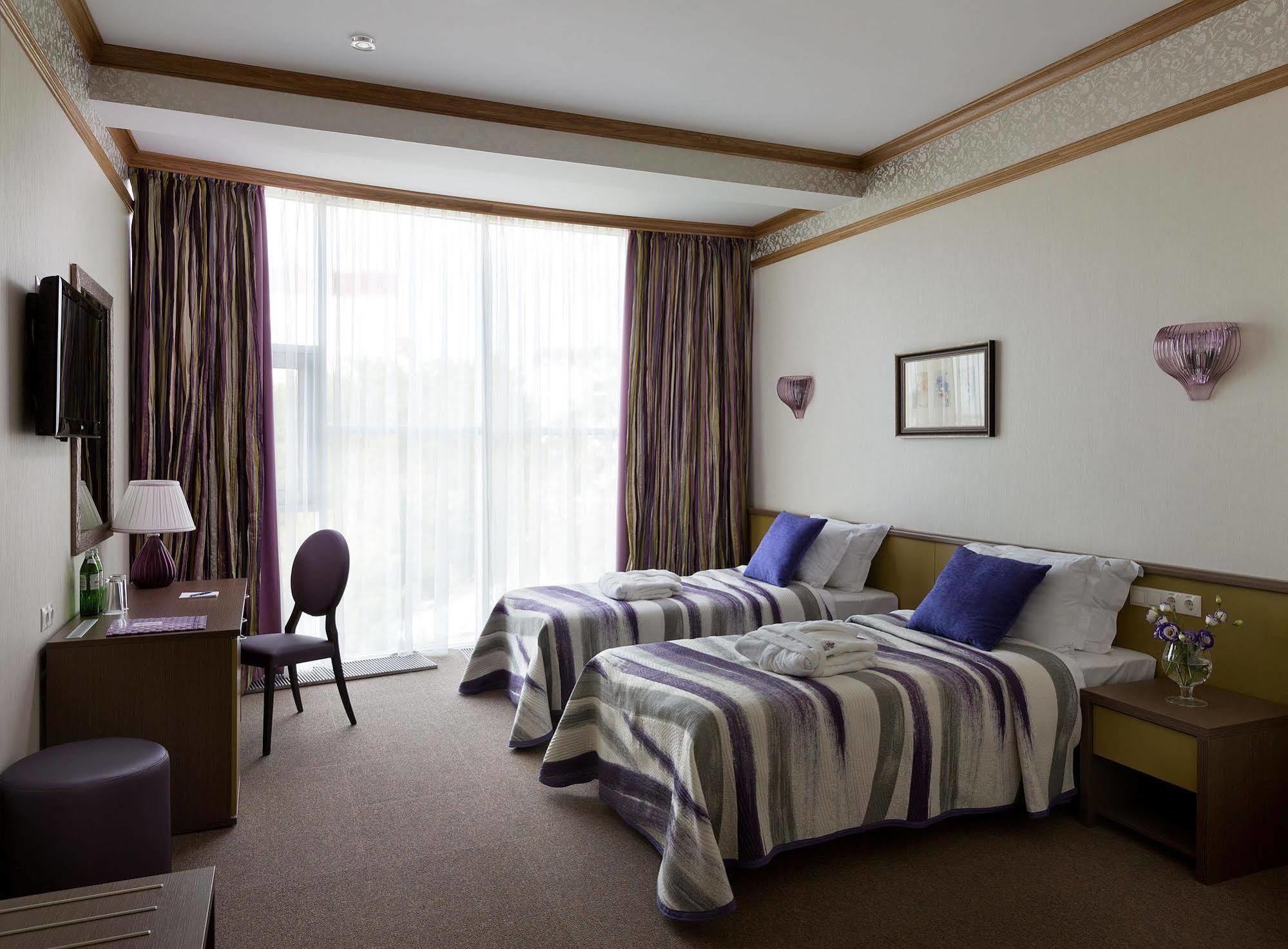 Iris Art Hotel คาร์คิฟ ภายนอก รูปภาพ