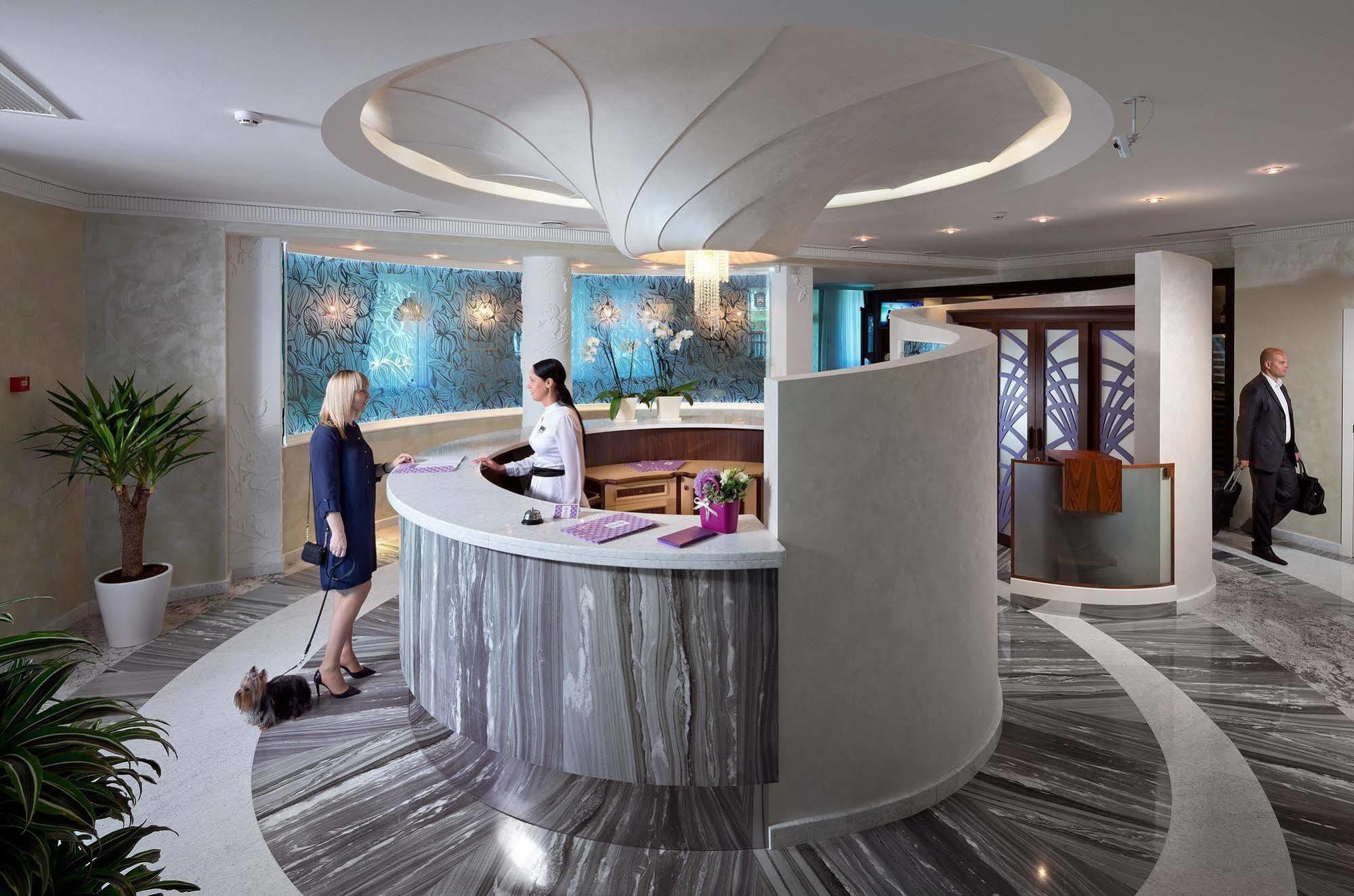 Iris Art Hotel คาร์คิฟ ภายนอก รูปภาพ