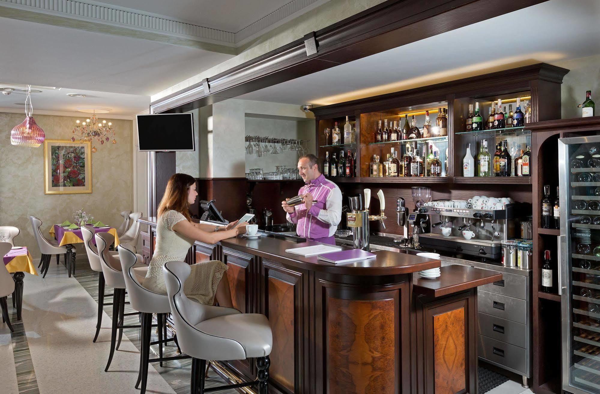Iris Art Hotel คาร์คิฟ ภายนอก รูปภาพ