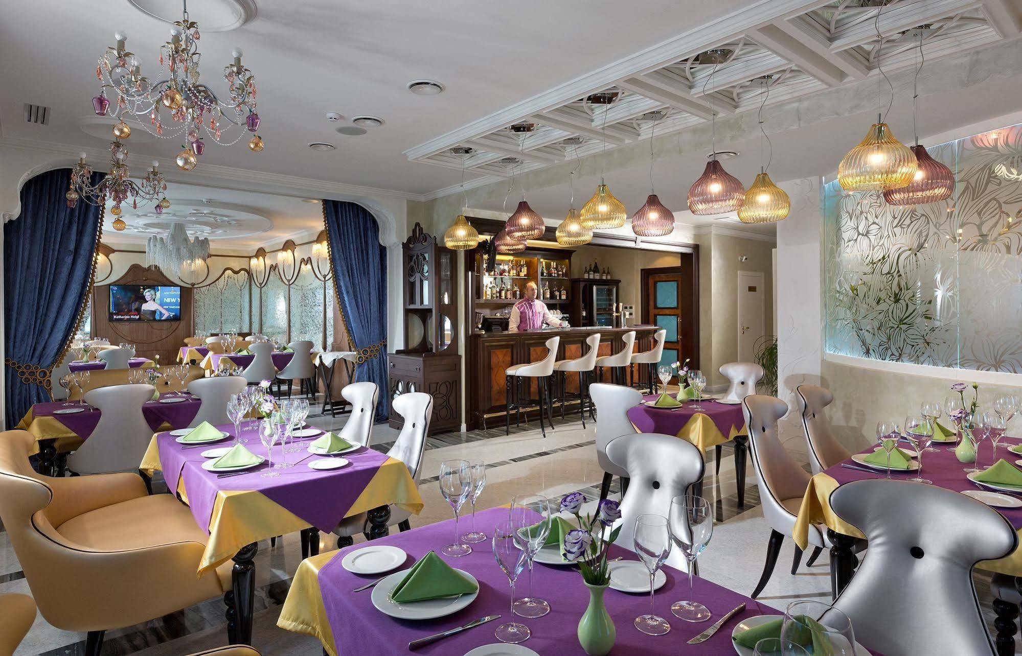 Iris Art Hotel คาร์คิฟ ภายนอก รูปภาพ