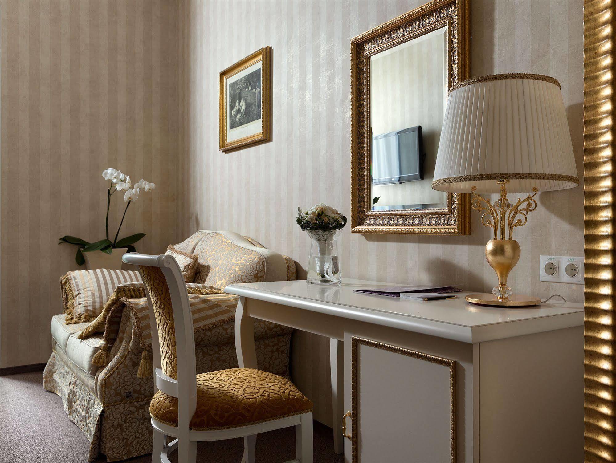 Iris Art Hotel คาร์คิฟ ภายนอก รูปภาพ
